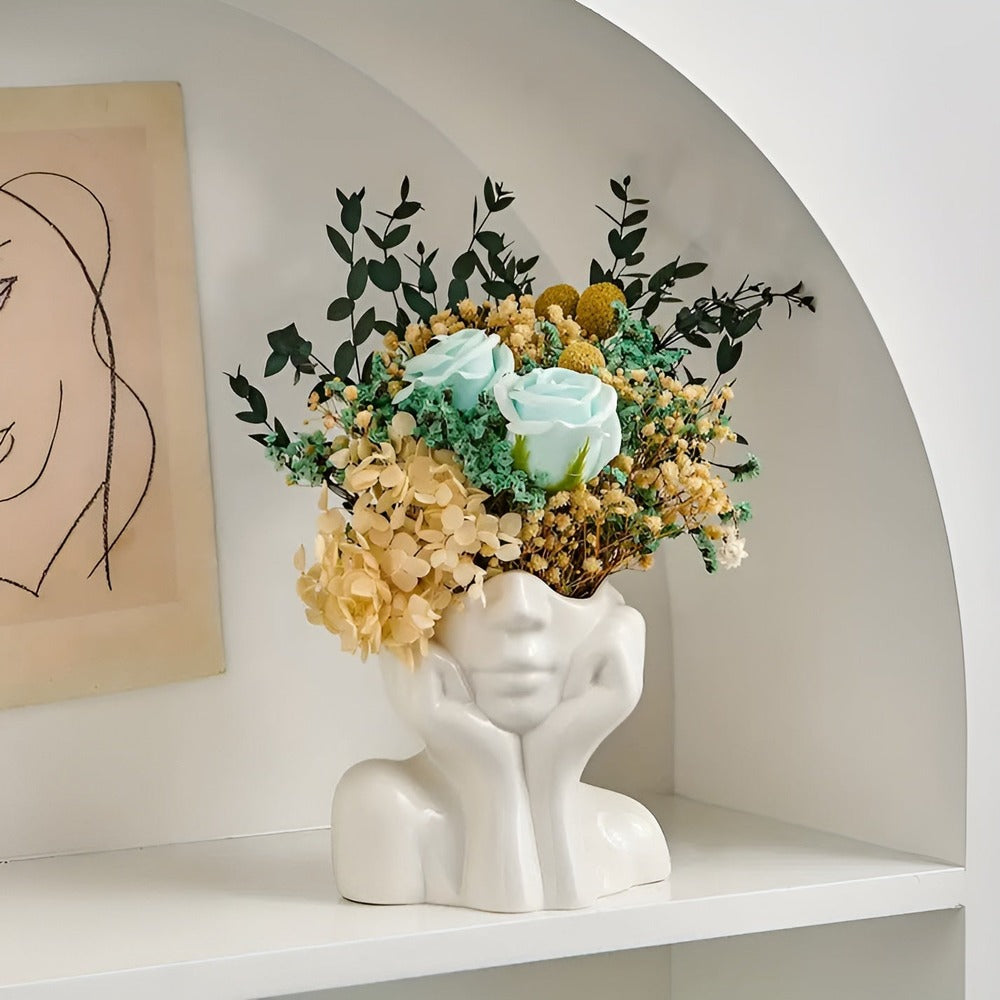 Vase sculpture artistique avec un visage captivant, élément décoratif central pour votre maison.