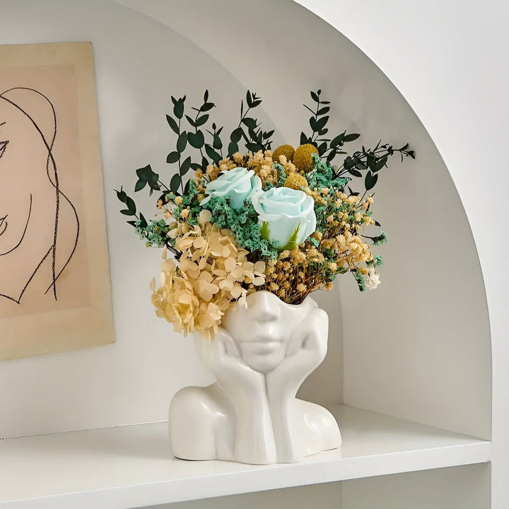 Vase sculpture artistique avec un visage captivant, élément décoratif central pour votre maison.