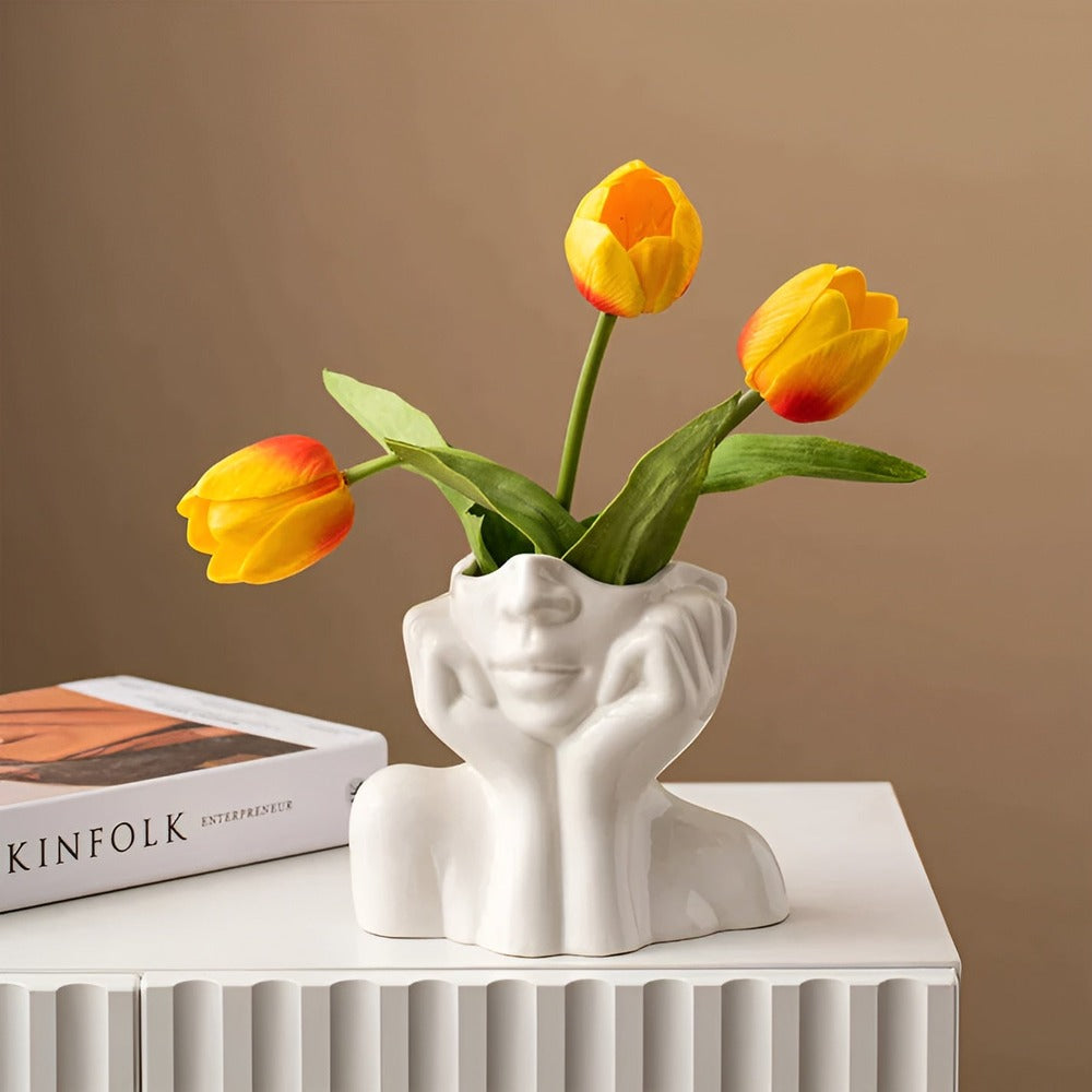 Vase en céramique à visage expressif, art contemporain, apporte une touche glamour à toute pièce.