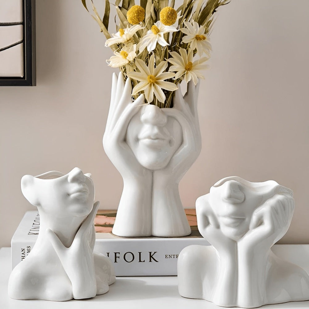 Élégant vase décoratif en forme de visage humain, parfait pour des fleurs ou comme objet d'art.
