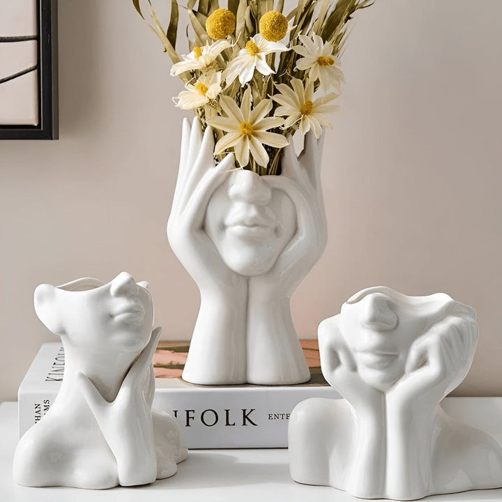 Élégant vase décoratif en forme de visage humain, parfait pour des fleurs ou comme objet d'art.