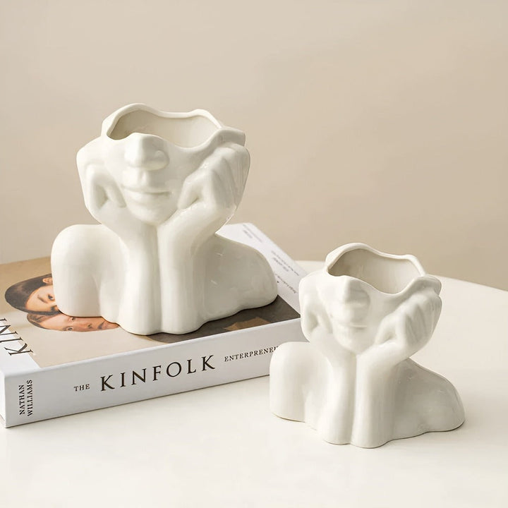 Vase glamour à visage humain, parfait pour embellir votre table basse ou étagère avec des fleurs.