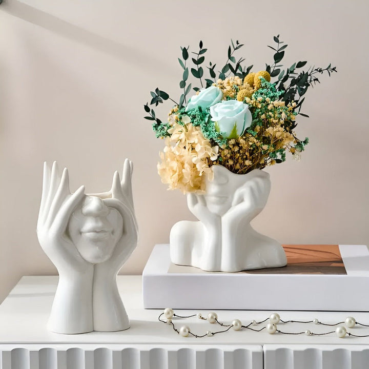 Ce vase moderne et expressif est une œuvre d'art, sublimant votre intérieur avec style et grâce.