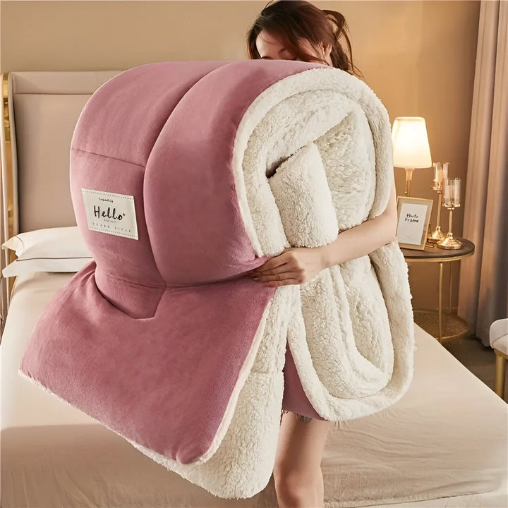 Détail du tissu microfibre de la couette polaire, offrant chaleur et facilité d'entretien pour la maison.