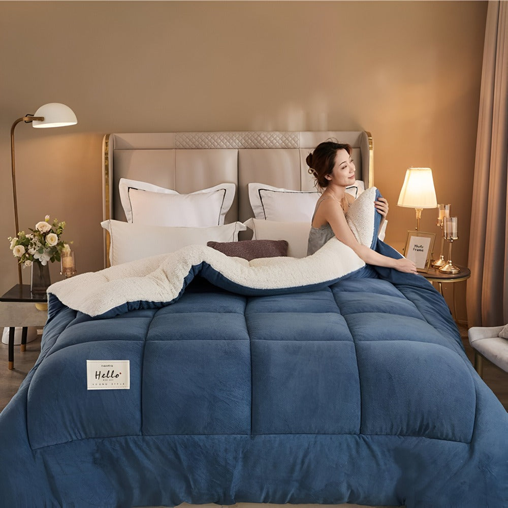 Literie de chambre avec couette polaire douillette, ajoutant chaleur et confort luxueux pour toute saison.