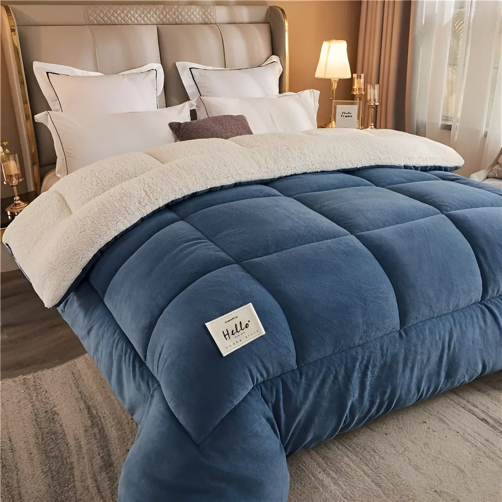 Vue complète d'une couette polaire douillette en microfibre, offrant chaleur et confort pour la chambre à coucher.