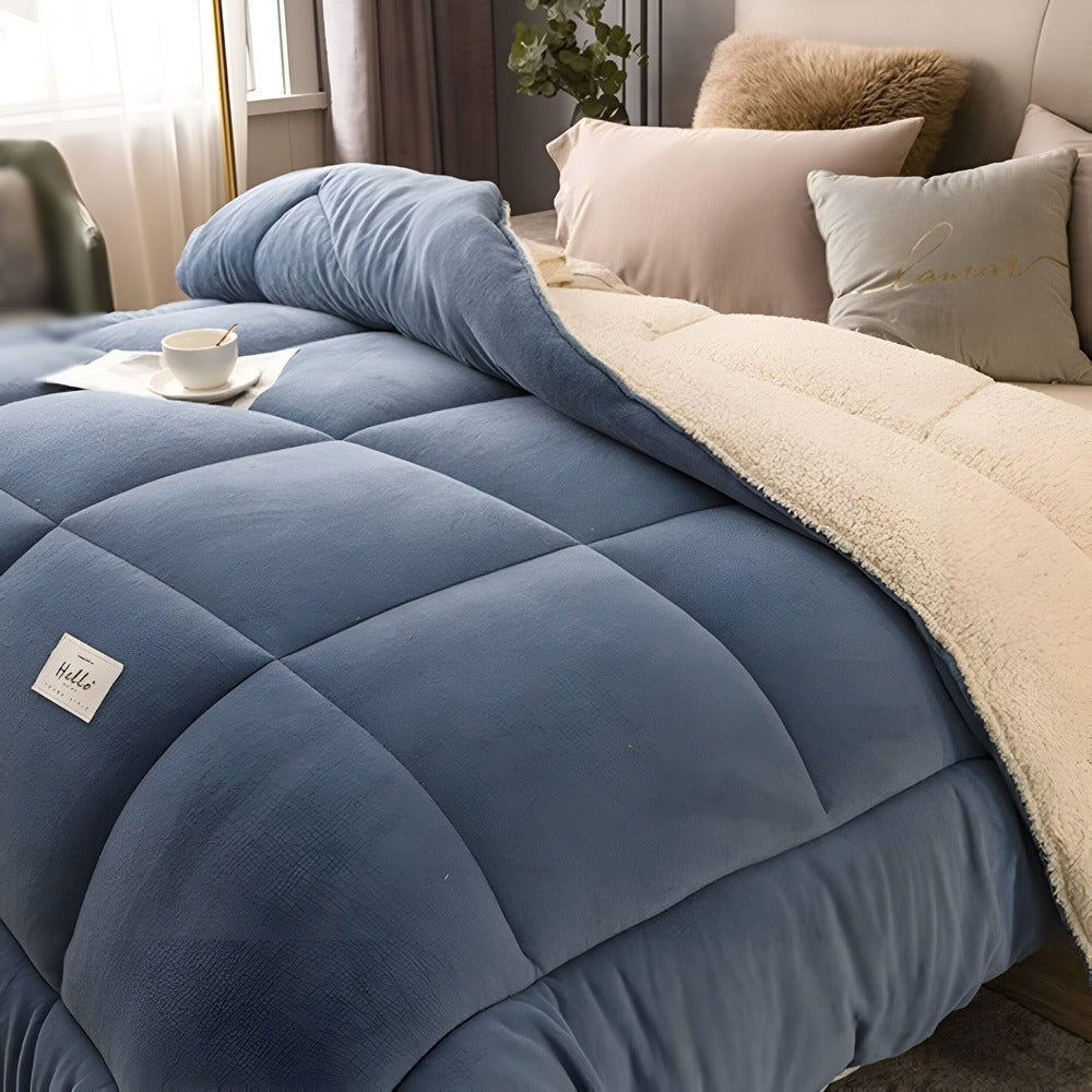 Texture douce et moelleuse de la couette en polaire pour une chaleur douillette et un confort optimal.