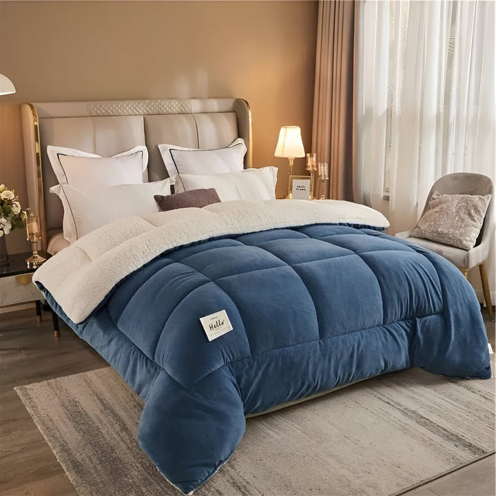 Couette réversible en polaire douillette, idéale pour une chaleur enveloppante et un confort luxueux.