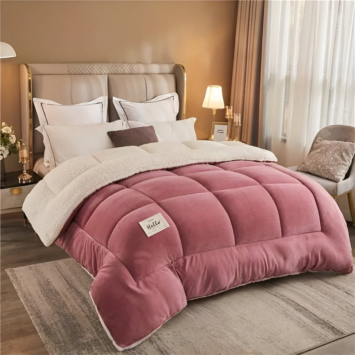 Couette luxueuse en polaire microfibre, conçue pour un confort exceptionnel et une douceur incomparable.