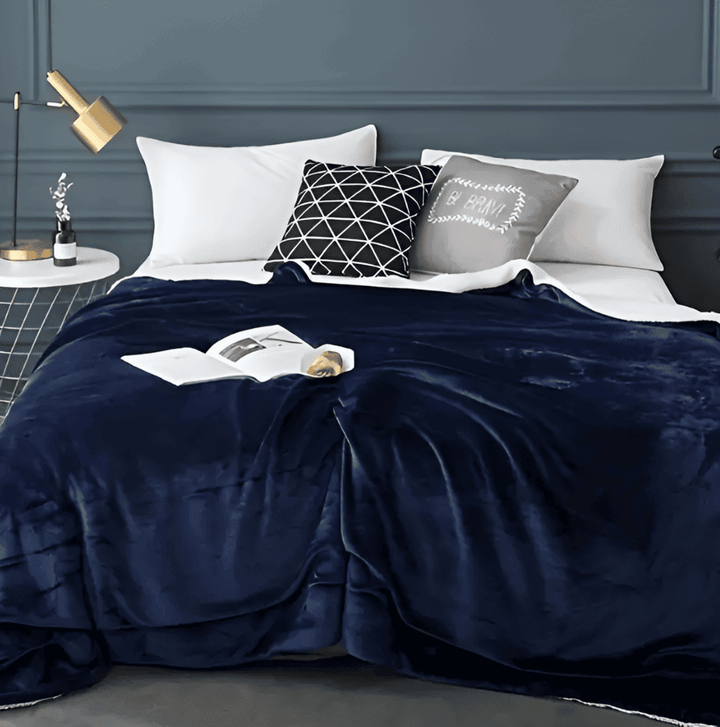 Plaid douillet réversible en polaire Sherpa épais, idéal pour l'hiver sur canapé ou lit, apporte chaleur et confort.