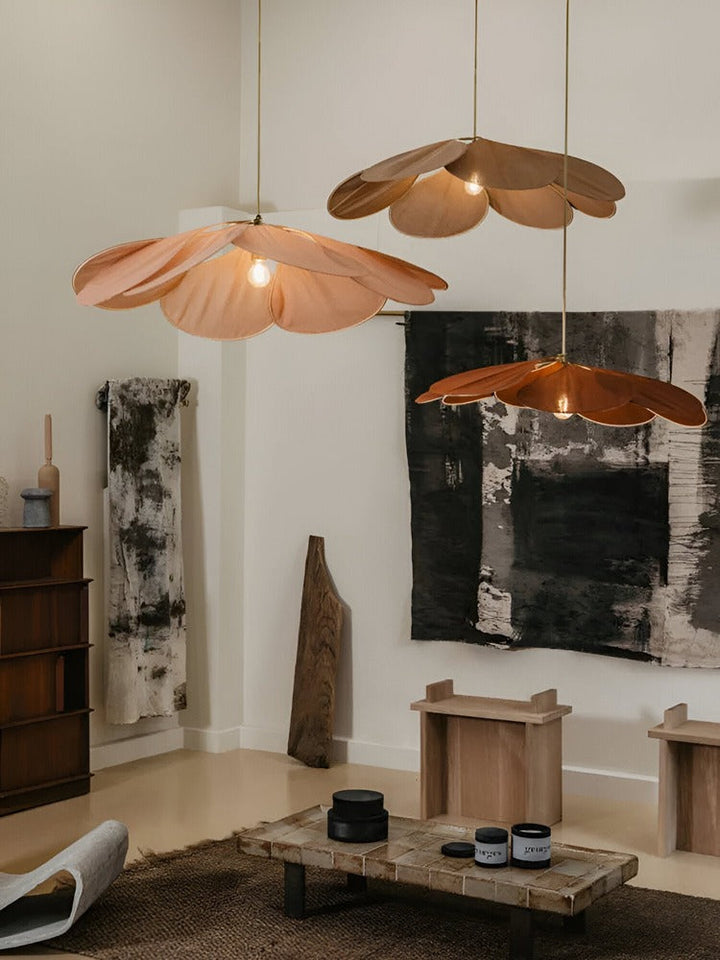 Lampe suspension rétro florale. Luminaire d'intérieur élégant, idéal pour une décoration unique.