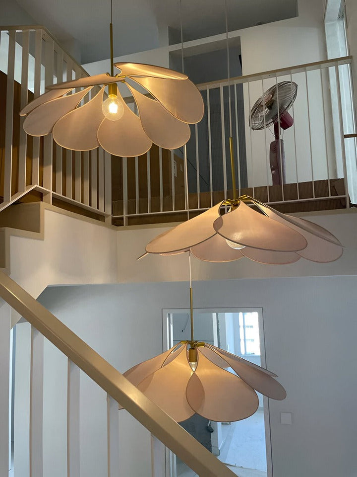 Suspension florale vintage pour un éclairage d'intérieur moderne. Crée une ambiance douce et accueillante.