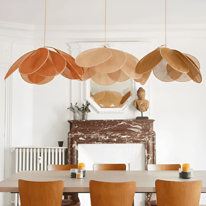 Luminaire suspendu vintage floral, idéal pour décoration intérieure moderne. Éclairage ambiance.