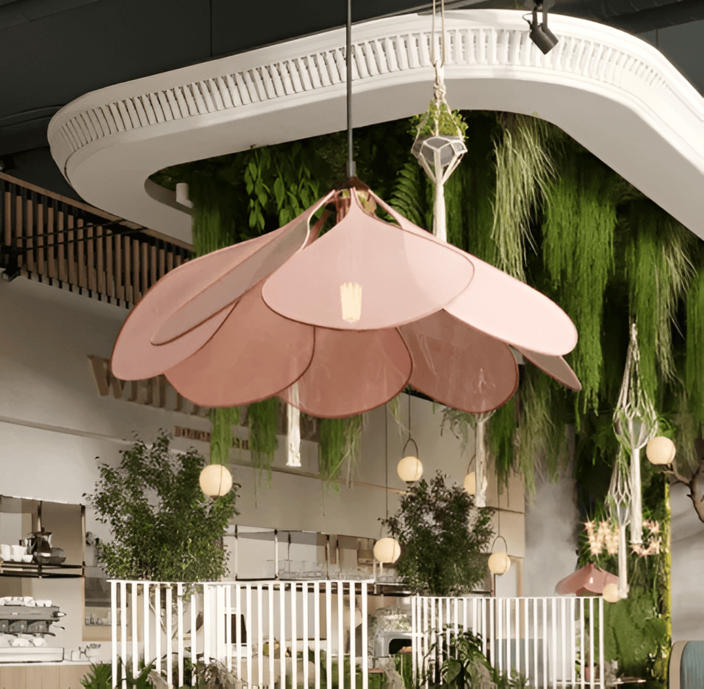 Lampe suspendue vintage florale. Luminaire d'intérieur avec motifs. Idéal pour ambiance raffinée.
