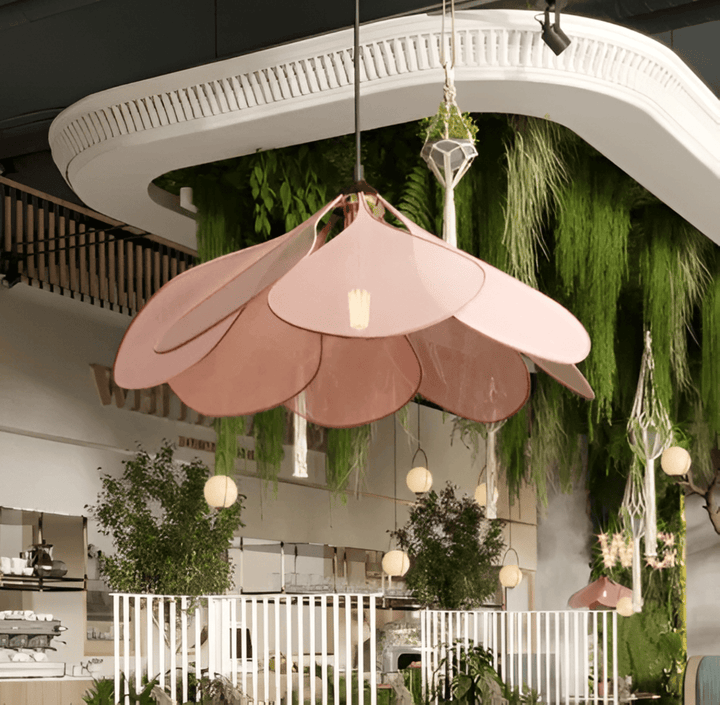 Lampe suspendue vintage florale. Luminaire d'intérieur avec motifs. Idéal pour ambiance raffinée.