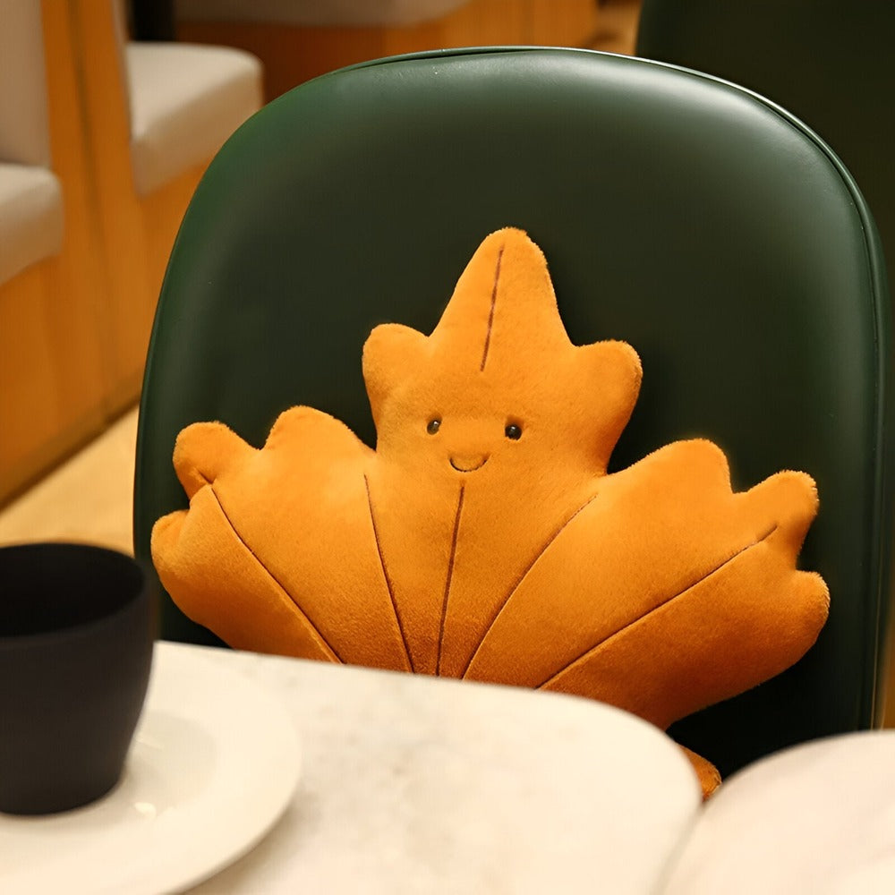 Coussin plush velours, forme feuille, décoratif et réconfortant pour une chambre ou un salon.