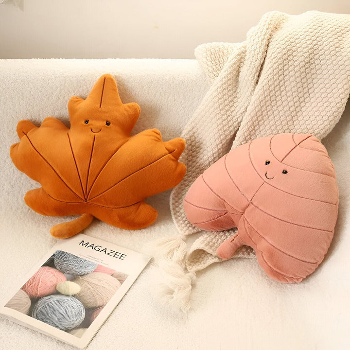 Coussin en velours plush, motif feuille, décoratif et luxueux pour un salon ou une chambre moderne.