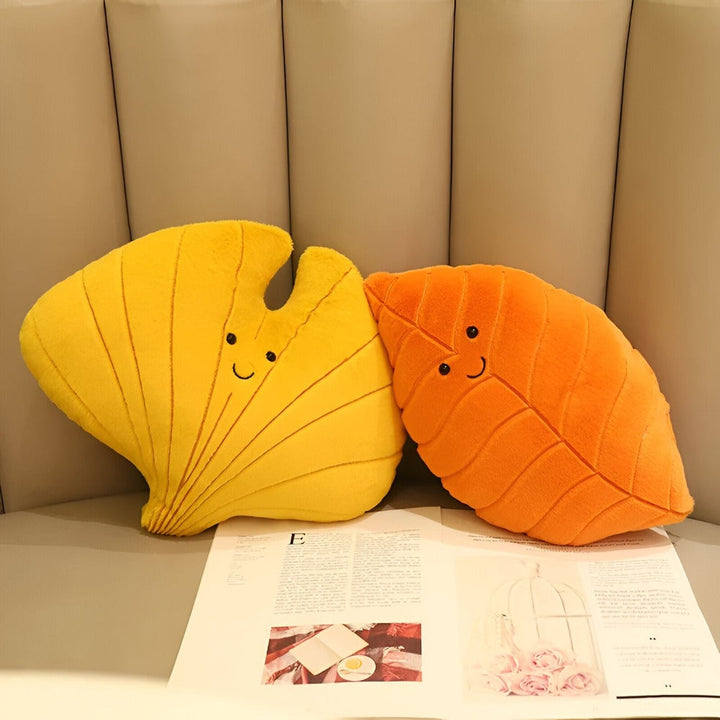Coussin décoratif en velours moelleux, design feuille, idéal pour apporter une touche nature au salon.