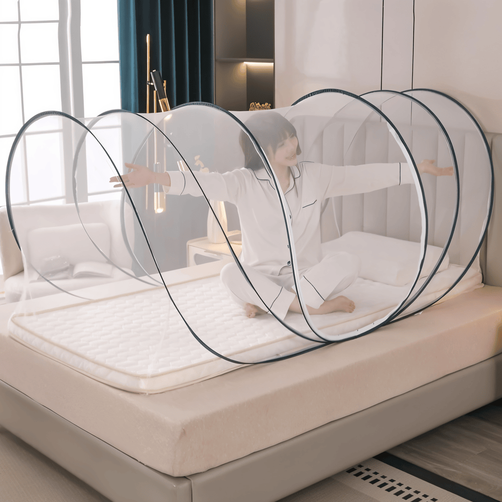 Grande moustiquaire circulaire blanche pour lit, assure une protection complète contre les insectes, ambiance douce.