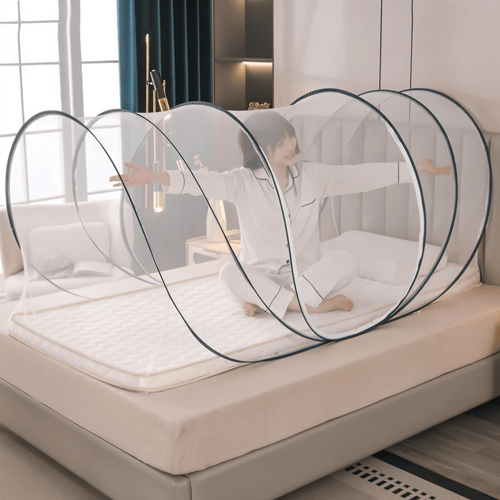 Grande moustiquaire circulaire blanche pour lit, assure une protection complète contre les insectes, ambiance douce.