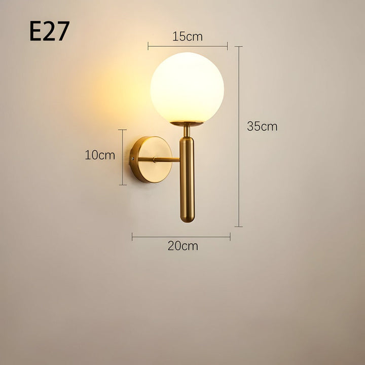 Éclairage mural LED contemporain, forme ronde, diffuse une lumière chaude pour un salon moderne.