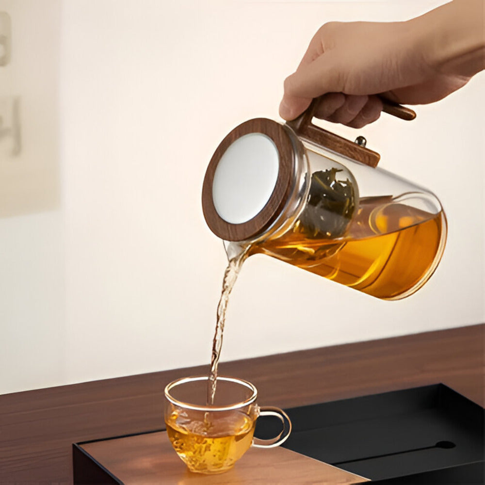 Carafe à thé en verre avec infuseur, compatible thé en vrac, design moderne pour cuisine ou bureau.