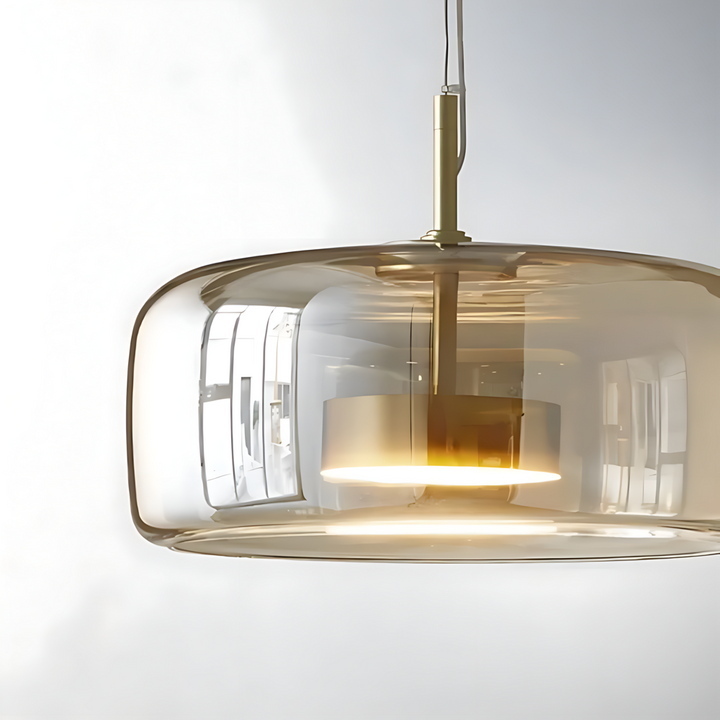 Suspension design en verre transparent, luminaire moderne pour table à manger ou îlot de cuisine.