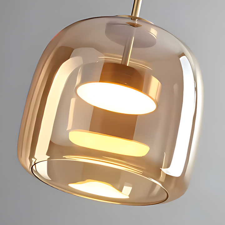 Lampe à suspension en verre, éclairage chaleureux pour ambiance contemporaine et cosy du salon.