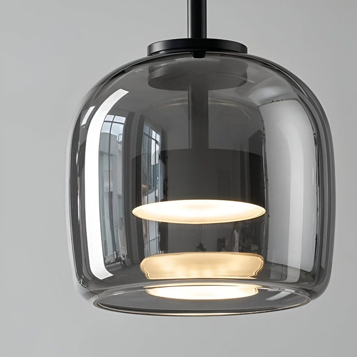 Luminaire contemporain en verre, suspension élégante pour salon ou espace de vie avec touche design.