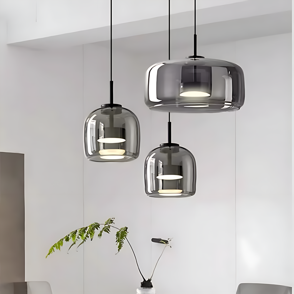 Luminaire suspendu chic en verre, style contemporain, idéal pour salle à manger ou cuisine moderne.