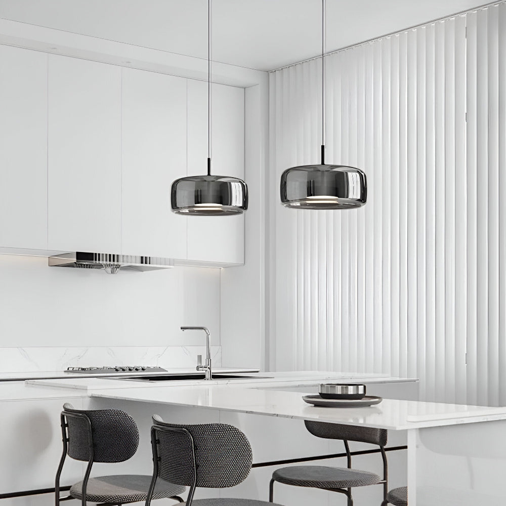 Suspension LED design en verre transparent, minimaliste et élégante, éclairage d'ambiance moderne.