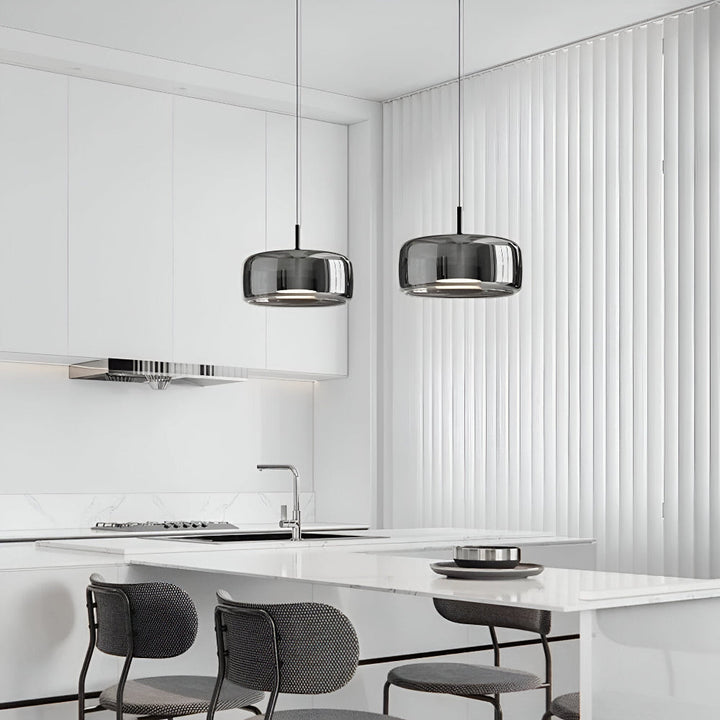 Suspension LED design en verre transparent, minimaliste et élégante, éclairage d'ambiance moderne.
