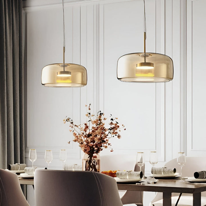 Lampe esthétique en verre, luminaire suspendu contemporain, crée une ambiance lumineuse raffinée.
