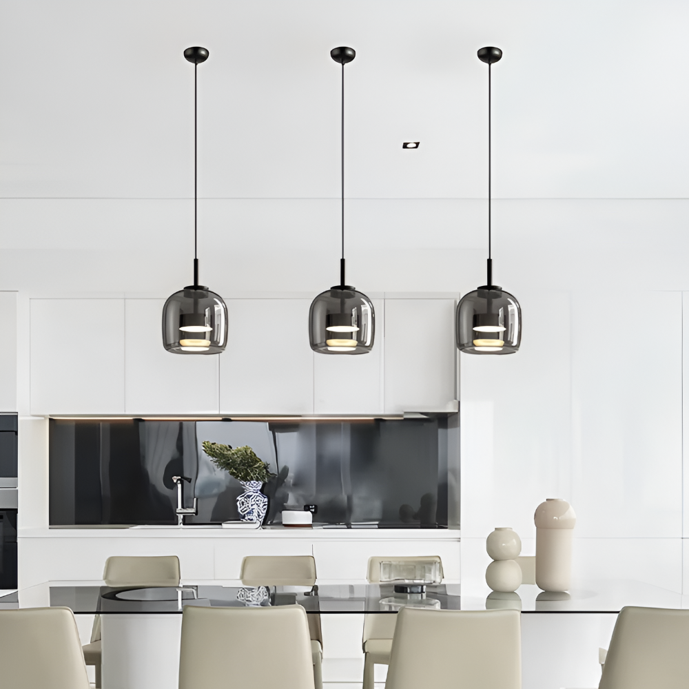 Éclairage design: suspension moderne en verre pour salon, cuisine ou chambre, touche contemporaine.