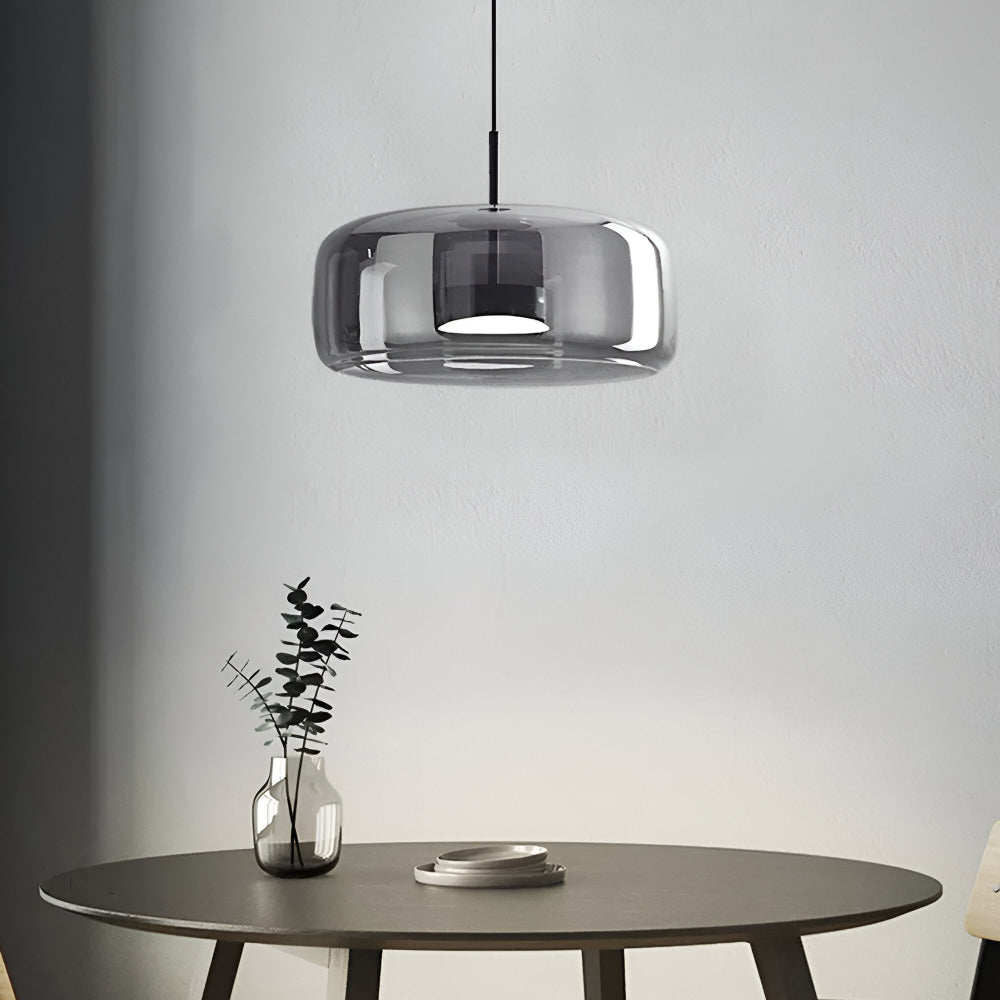 Luminaire chic en verre, suspension élégante pour un intérieur moderne et un éclairage raffiné.