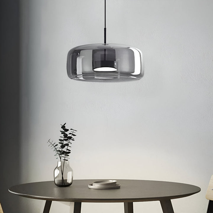 Luminaire chic en verre, suspension élégante pour un intérieur moderne et un éclairage raffiné.