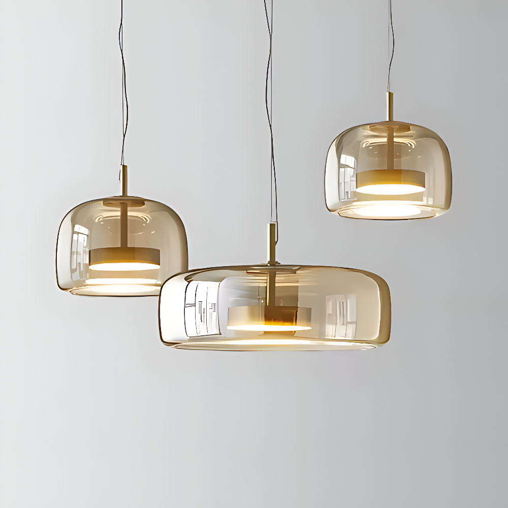 Lampe esthétique en verre, suspension contemporaine pour salle à manger ou espace de vie lumineux.
