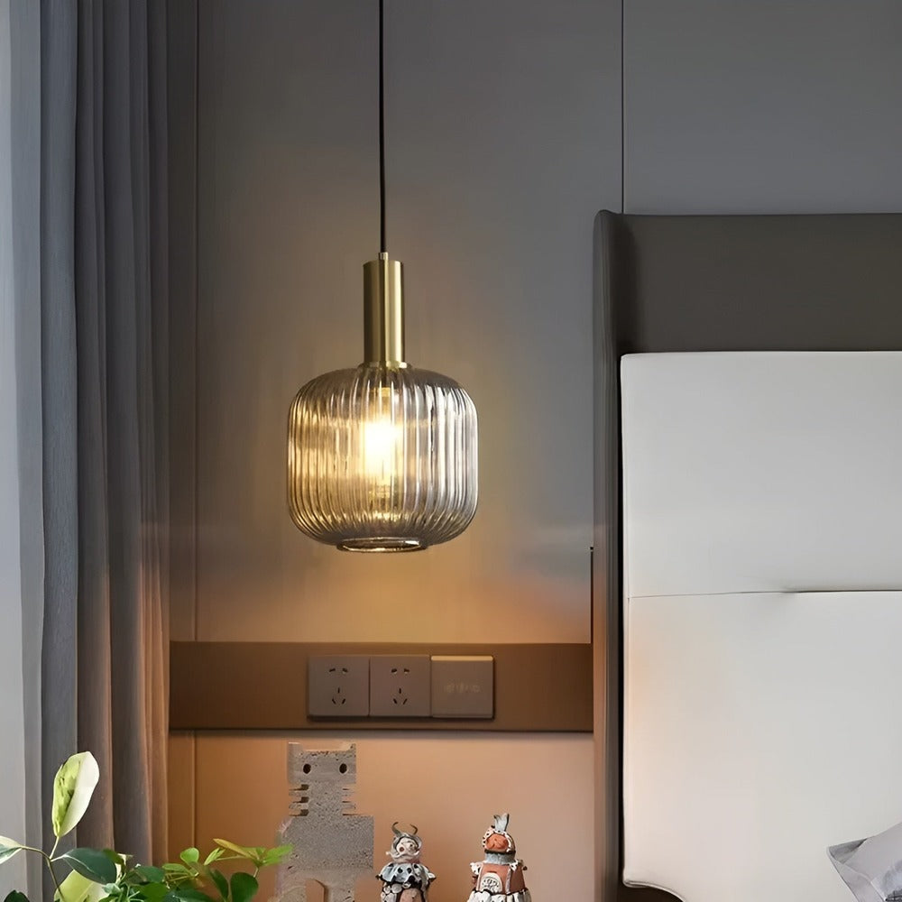 Plafonnier suspension design vintage en verre cannelé, idéal pour cuisine ou salle à manger.