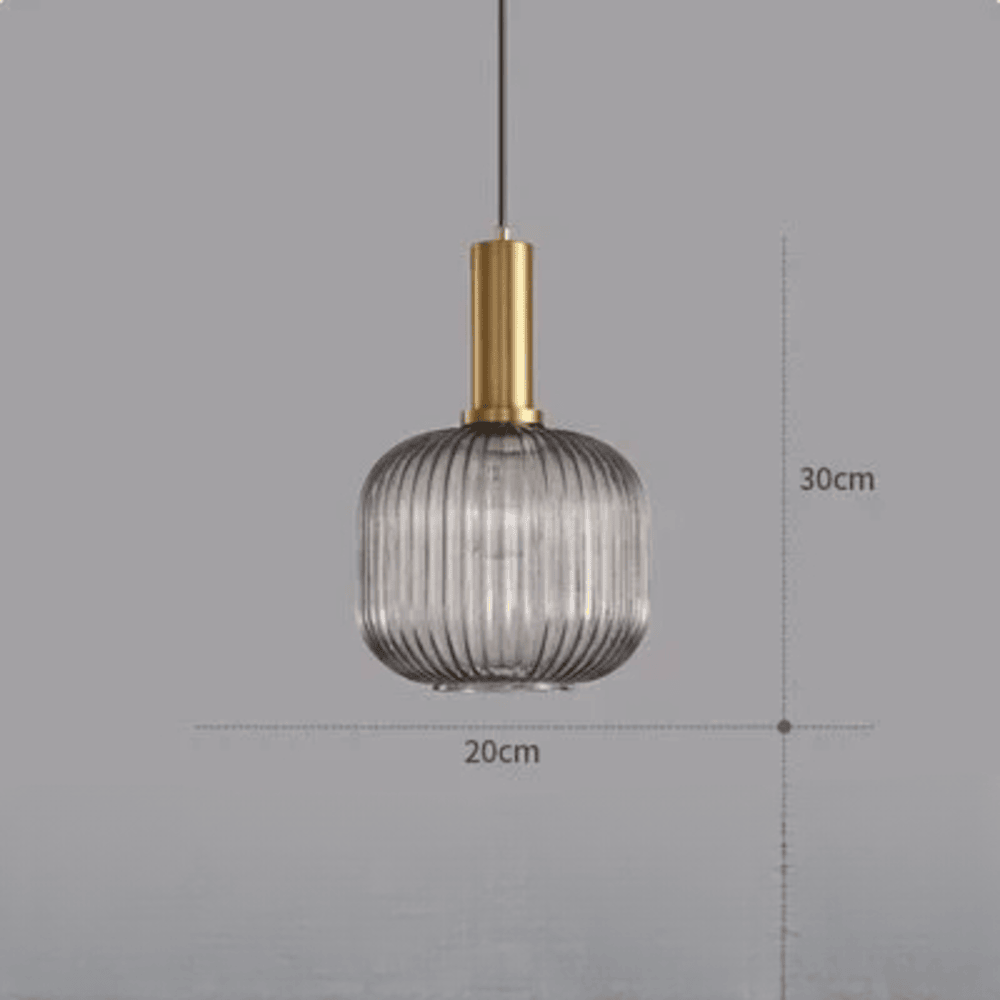 Éclairage design rétro avec cette suspension en verre strié, parfaite pour un loft.