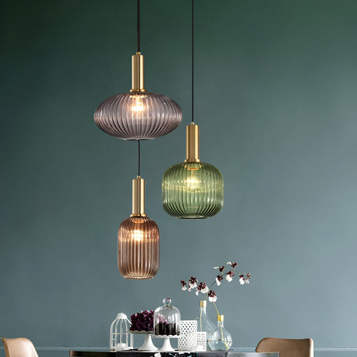 Suspension élégante en verre strié, style rétro classique, lumière douce et accueillante.