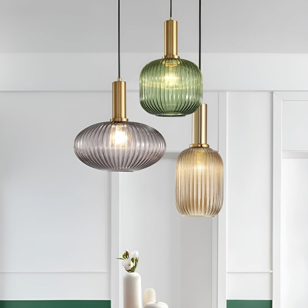 Luminaire vintage en verre strié, suspension décorative unique pour un intérieur cosy.