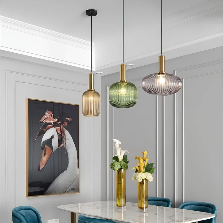 Suspension luminaire vintage en verre strié, style rétro élégant pour salon moderne.