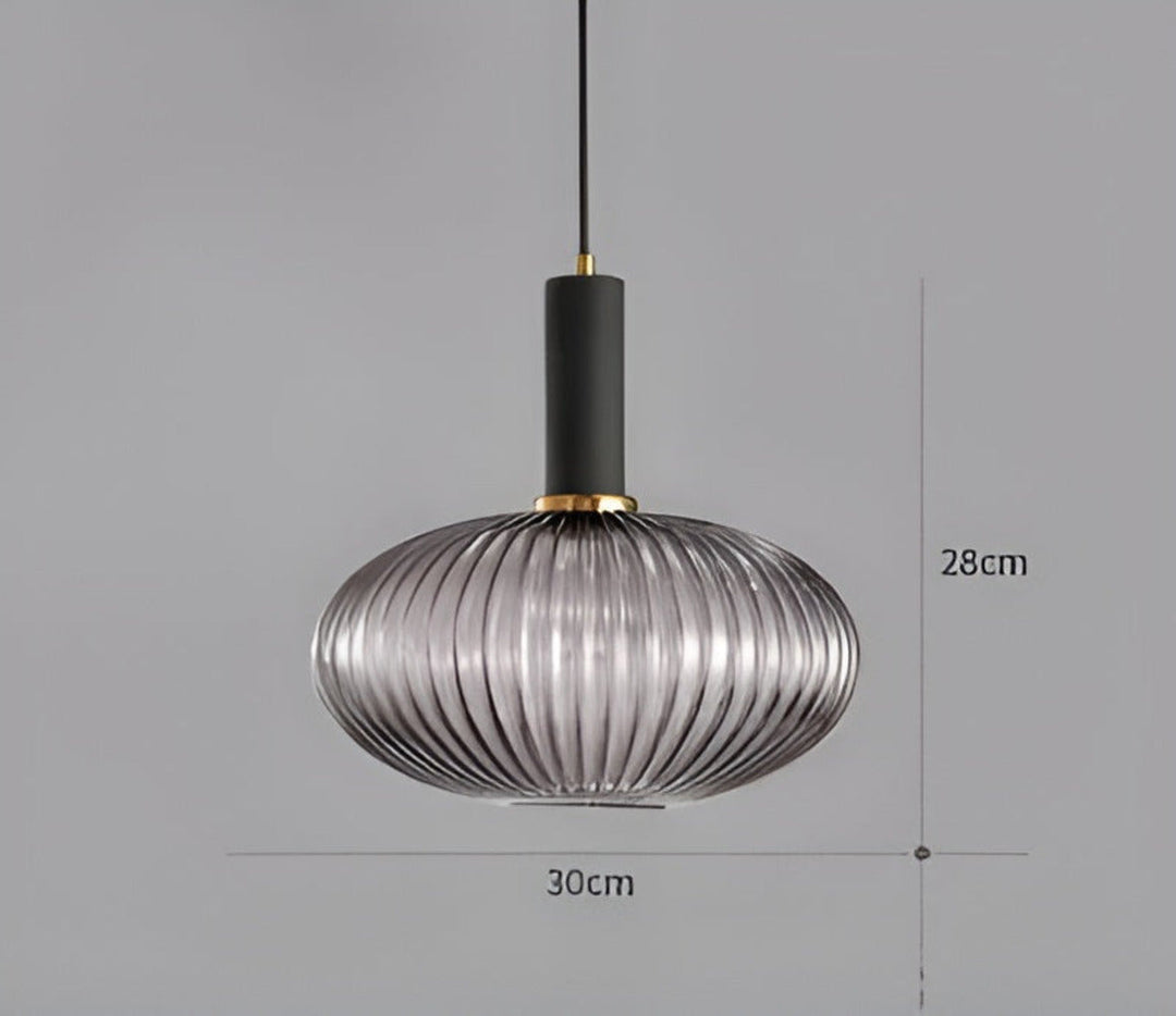 Luminaire suspendu rétro en verre strié, focal visuel élégant pour votre entrée.