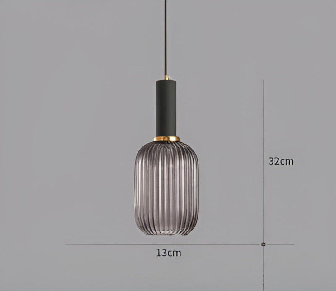 Suspension chic en verre cannelé, style rétro élégant pour un salon contemporain.