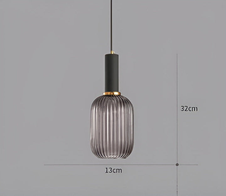 Suspension chic en verre cannelé, style rétro élégant pour un salon contemporain.