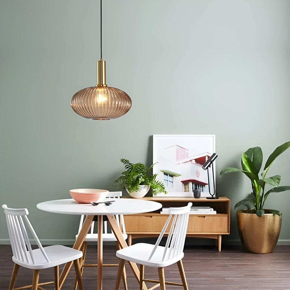 Éclairage rétro chic: suspension en verre strié pour salon, chambre ou bureau.