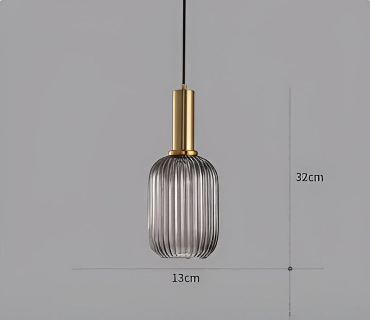 Suspension luminaire vintage en verre strié, un élément clé de décoration rétro.