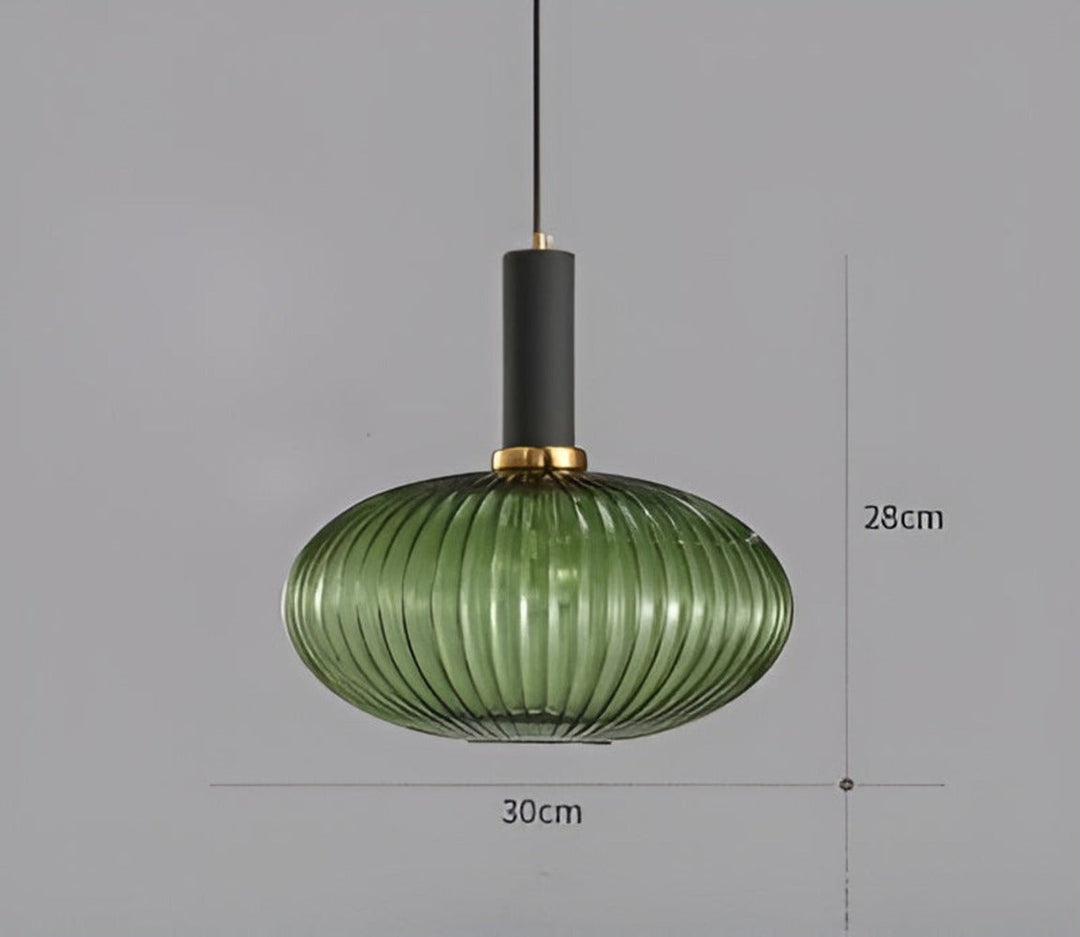 Luminaire vintage en verre strié, parfait pour créer une atmosphère feutrée dans la chambre.