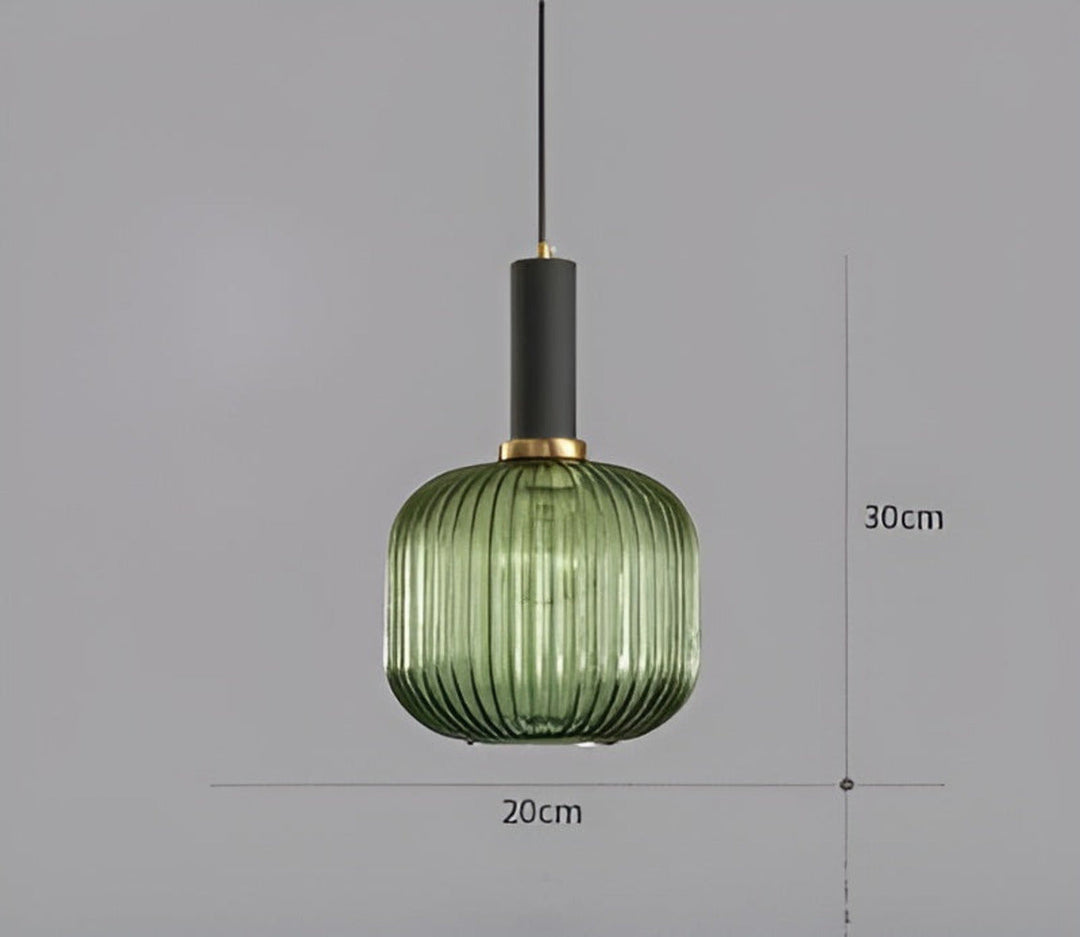 Décoration lumineuse rétro avec cette suspension en verre strié, facile à installer.