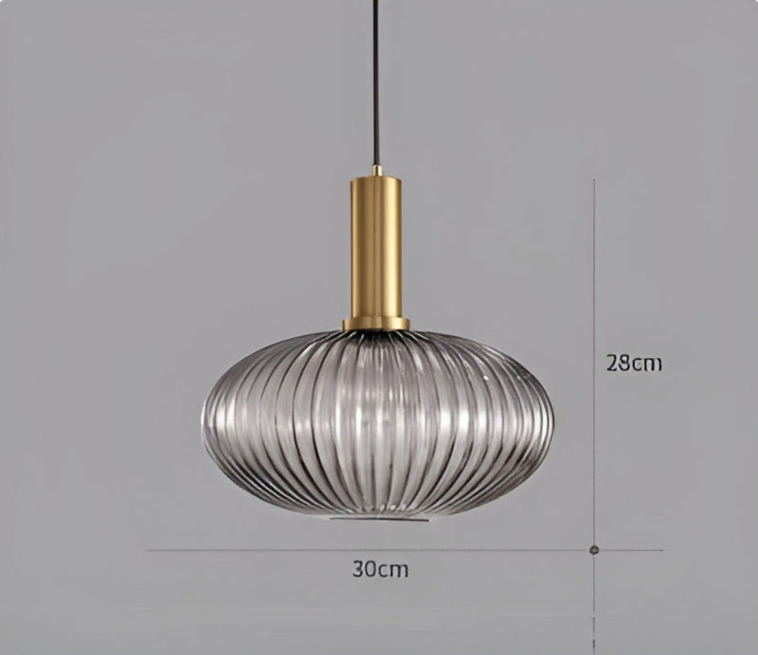Luminaire de plafond vintage en verre strié, offre une lumière ambiante tamisée.
